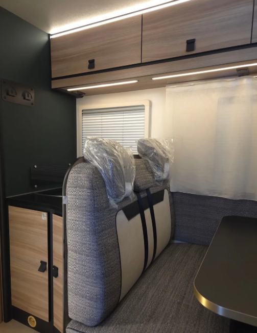 New Camper van RIMOR Rimor KILIG 695 NEW Retrofitted 5-Passenger Winterized Camera Navigation: picture 13 New Camper van RIMOR Rimor KILIG 695 NEW Retrofitted 5-Passenger Winterized Camera Navigation: picture 13