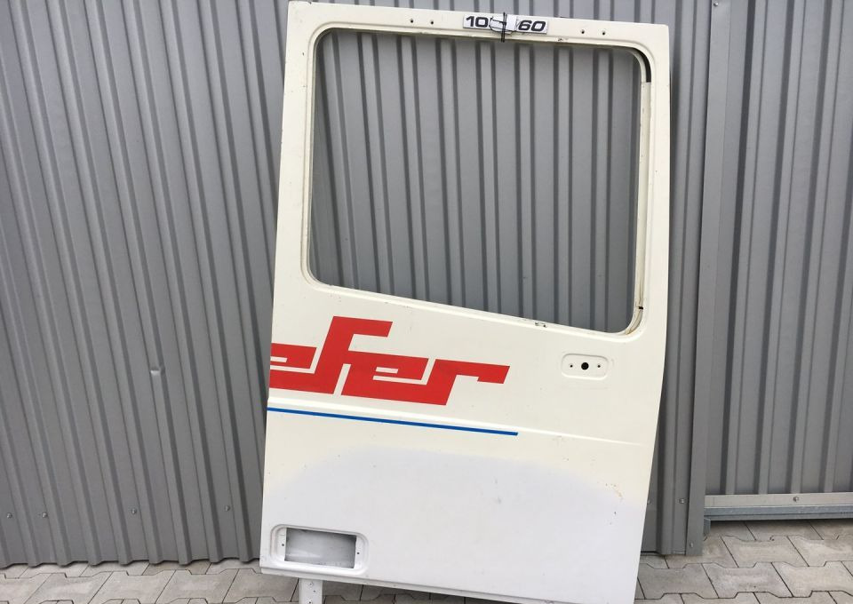 DAF XF 105 drzwi prawe - Door and parts: picture 1 DAF XF 105 drzwi prawe - Door and parts: picture 1