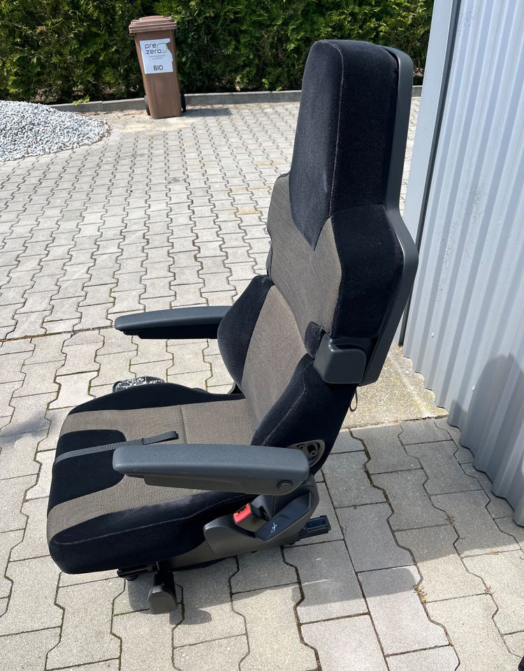 Fotel pasażera MAN TG3 TGX obrotowy nowy model siedzenie prawe - Cab and interior for Truck: picture 2 Fotel pasażera MAN TG3 TGX obrotowy nowy model siedzenie prawe - Cab and interior for Truck: picture 2