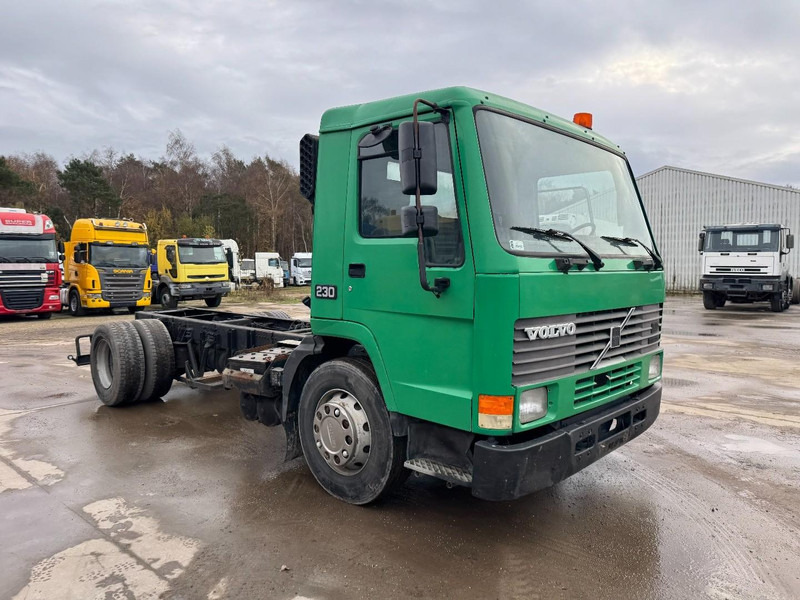 Volvo FL 7 - 230 (MANUAL PUMP & MANUAL GEARBOX / POMPE MANUELLE & BOITE MANUELLE / EURO 2) - Cab chassis truck: picture 3 Volvo FL 7 - 230 (MANUAL PUMP & MANUAL GEARBOX / POMPE MANUELLE & BOITE MANUELLE / EURO 2) - Cab chassis truck: picture 3