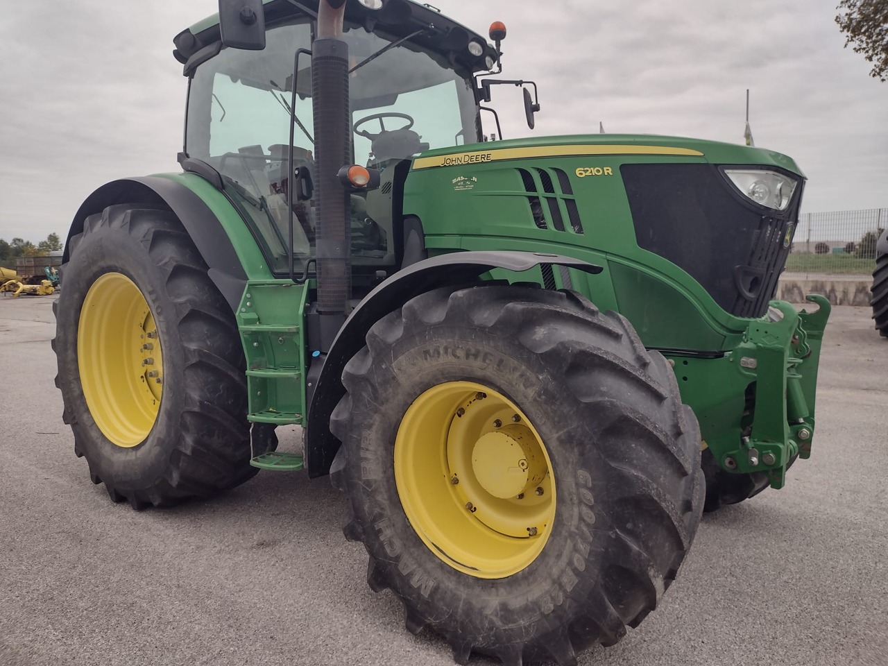 JOHN DEERE 6210 R - Farm tractor: picture 2 JOHN DEERE 6210 R - Farm tractor: picture 2