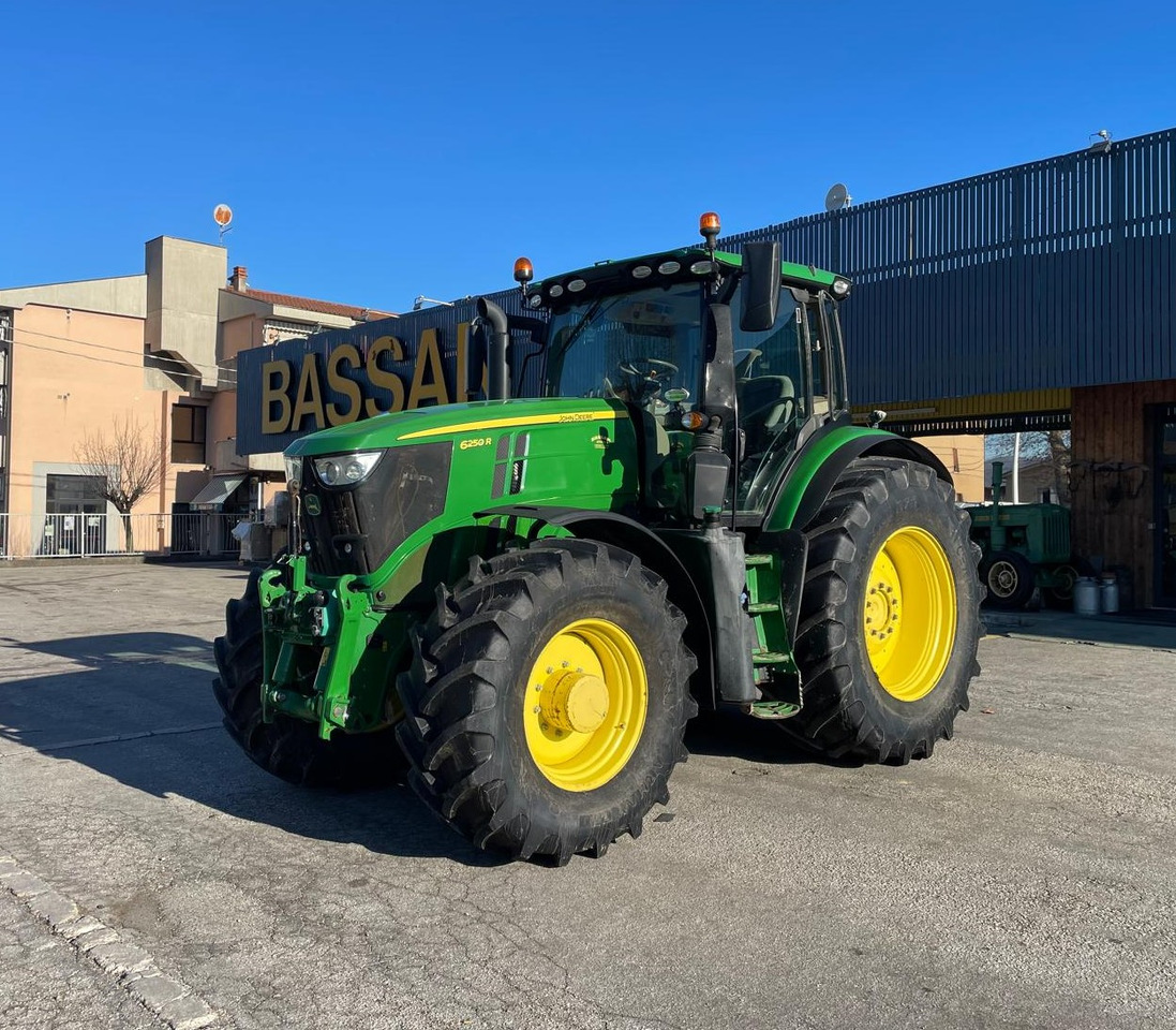 JOHN DEERE 6250 R - Farm tractor: picture 1 JOHN DEERE 6250 R - Farm tractor: picture 1