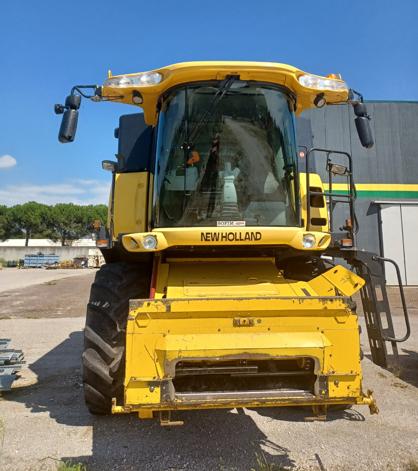 NEW HOLLAND MIETITREBBIA CX 720 - Combine harvester: picture 3 NEW HOLLAND MIETITREBBIA CX 720 - Combine harvester: picture 3