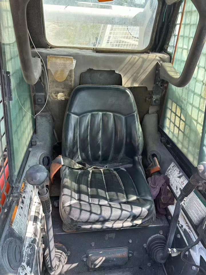 BOBCAT s300 - Skid steer loader: picture 5 BOBCAT s300 - Skid steer loader: picture 5