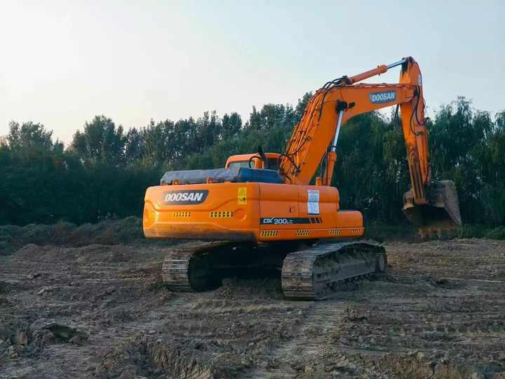 Used Doosan Dx300 2014 Model Excavator Second Hand Machine Popular Brand Korean Doosan Hydraulic Machinery - Crawler excavator: picture 4 Used Doosan Dx300 2014 Model Excavator Second Hand Machine Popular Brand Korean Doosan Hydraulic Machinery - Crawler excavator: picture 4
