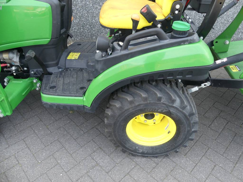 Farm tractor John Deere 1025 R: picture 16