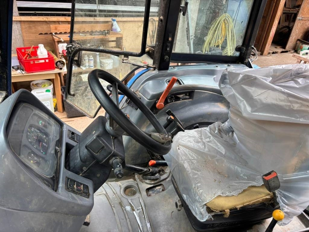 New Holland TL 90 - Farm tractor: picture 4 New Holland TL 90 - Farm tractor: picture 4