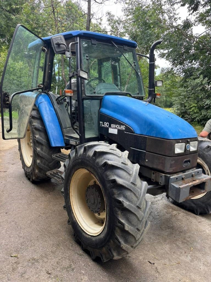 New Holland TL 90 - Farm tractor: picture 1 New Holland TL 90 - Farm tractor: picture 1
