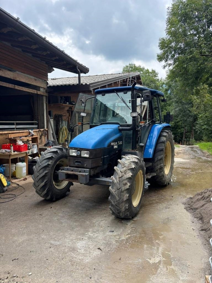 New Holland TL 90 - Farm tractor: picture 2 New Holland TL 90 - Farm tractor: picture 2
