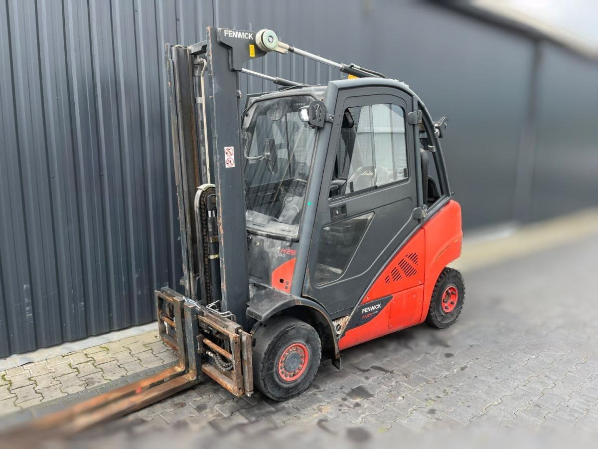 Fenwick H25T-02 - LPG forklift: picture 1 Fenwick H25T-02 - LPG forklift: picture 1