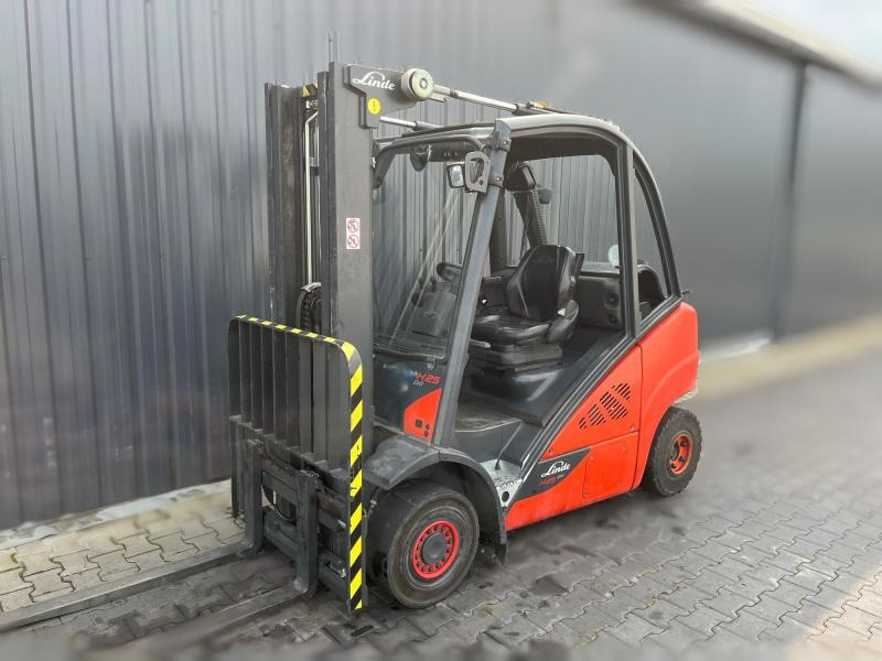 Fenwick H25T-02 - LPG forklift: picture 1 Fenwick H25T-02 - LPG forklift: picture 1