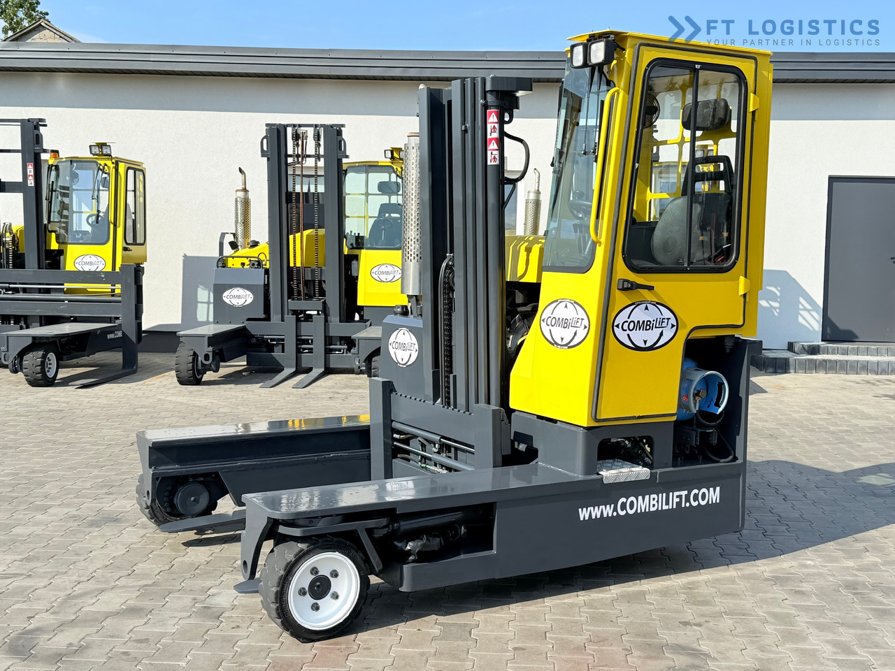 COMBILIFT C3000 / GAS / TRIPLEX - 4900MM / ONLY 1537 HOURS / FORK POSITIONER / CABIN / LIKE NEW - 4-way reach truck: picture 2 COMBILIFT C3000 / GAS / TRIPLEX - 4900MM / ONLY 1537 HOURS / FORK POSITIONER / CABIN / LIKE NEW - 4-way reach truck: picture 2