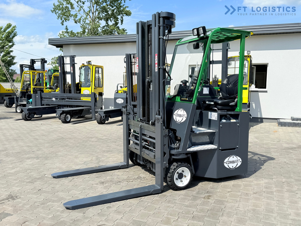 COMBILIFT CB2500 / DIESEL / EXTENDABLE FORKS / TRIPLEX / 5500MM / FREE LIFT / SIDE SHIFT / FORK POSITIONER / LIKE NEW - 4-way reach truck: picture 3 COMBILIFT CB2500 / DIESEL / EXTENDABLE FORKS / TRIPLEX / 5500MM / FREE LIFT / SIDE SHIFT / FORK POSITIONER / LIKE NEW - 4-way reach truck: picture 3