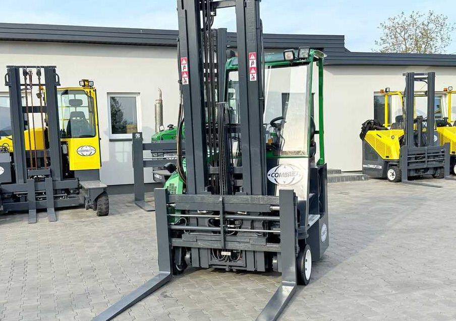Combilift C3000CB / LPG / TRIPLEX – 6500MM / FREE LIFT / FORK POSITIONER / SIDE SHIFT / EXCELLENT CONDITION - 4-way reach truck: picture 3 Combilift C3000CB / LPG / TRIPLEX – 6500MM / FREE LIFT / FORK POSITIONER / SIDE SHIFT / EXCELLENT CONDITION - 4-way reach truck: picture 3