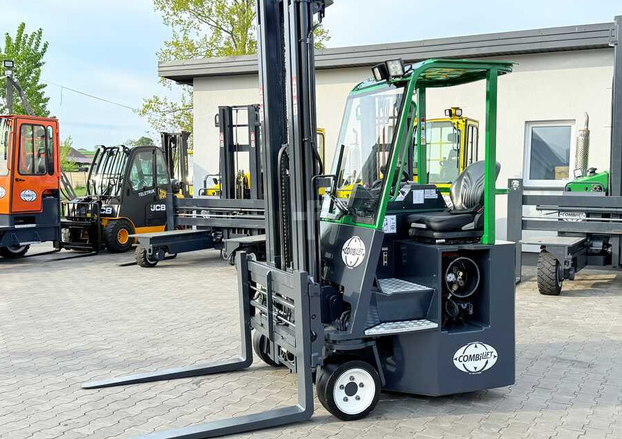 Combilift C3000CB / LPG / TRIPLEX – 6500MM / FREE LIFT / FORK POSITIONER / SIDE SHIFT / EXCELLENT CONDITION - 4-way reach truck: picture 1 Combilift C3000CB / LPG / TRIPLEX – 6500MM / FREE LIFT / FORK POSITIONER / SIDE SHIFT / EXCELLENT CONDITION - 4-way reach truck: picture 1