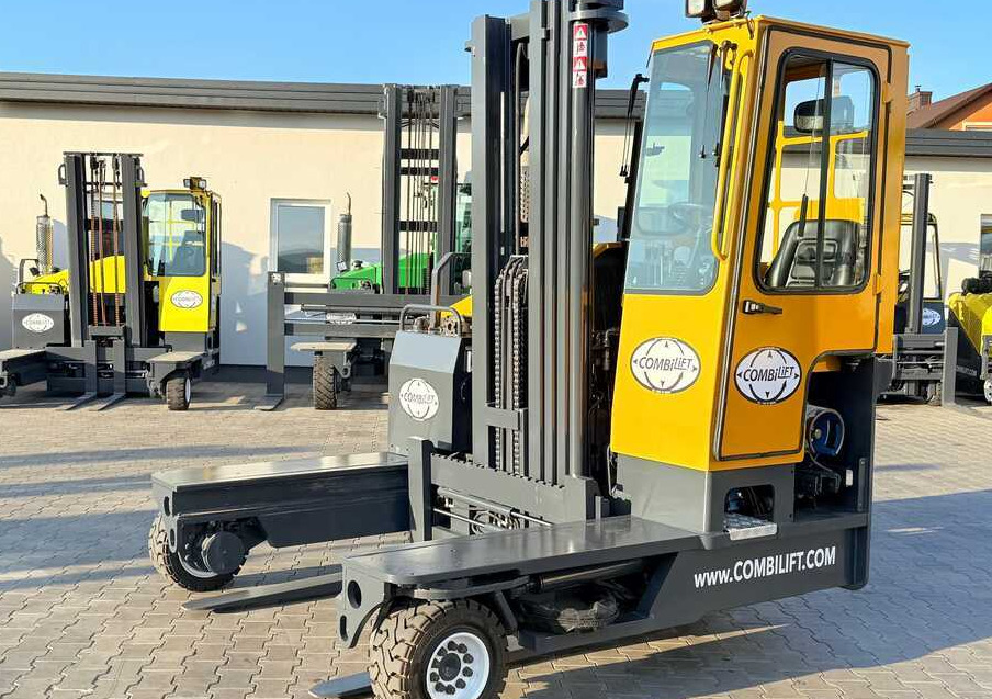 Combilift C4000 / GAS / TRIPLEX – 5600MM / FREE LIFT / FORK SIDESHIFT / LIKE NEW - 4-way reach truck: picture 1 Combilift C4000 / GAS / TRIPLEX – 5600MM / FREE LIFT / FORK SIDESHIFT / LIKE NEW - 4-way reach truck: picture 1