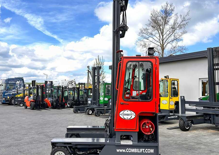 Combilift C4000 / TRIPLEX / 9300MM / FREE LIFT / FORK POSITIONER / GAS / CABIN / LIKE NEW - 4-way reach truck: picture 3 Combilift C4000 / TRIPLEX / 9300MM / FREE LIFT / FORK POSITIONER / GAS / CABIN / LIKE NEW - 4-way reach truck: picture 3