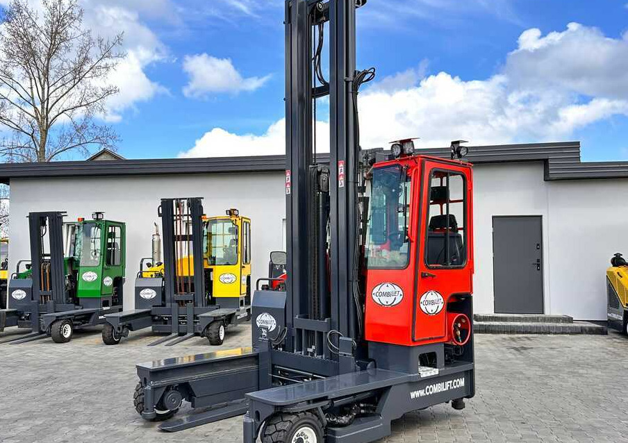 Combilift C4000 / TRIPLEX / 9300MM / FREE LIFT / FORK POSITIONER / GAS / CABIN / LIKE NEW - 4-way reach truck: picture 1 Combilift C4000 / TRIPLEX / 9300MM / FREE LIFT / FORK POSITIONER / GAS / CABIN / LIKE NEW - 4-way reach truck: picture 1