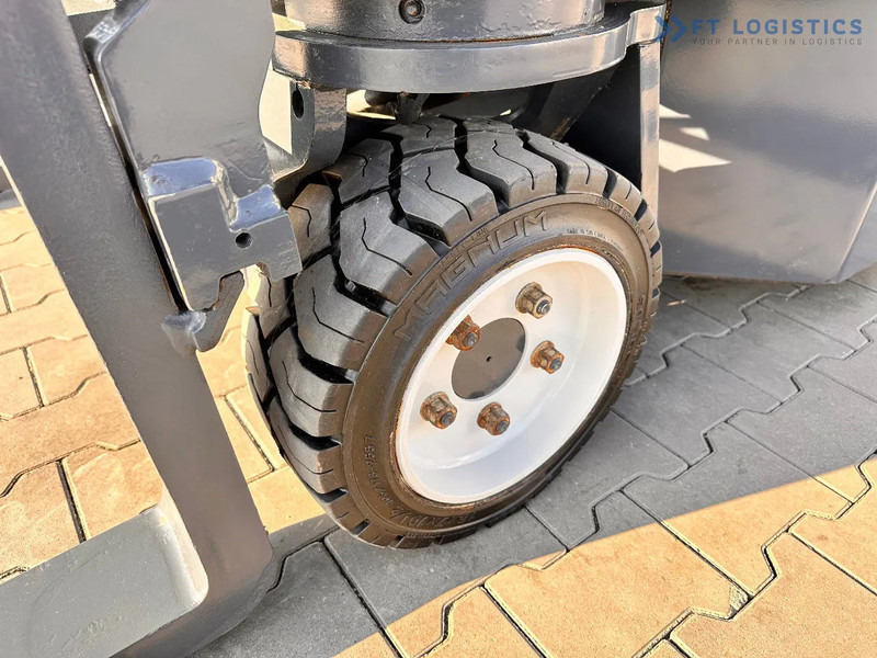 Combilift CB3000 / LPG / DUPLEX / 4000MM / FREE LIFT / NEW TIRES / LIKE NEW CB3000 / LPG / DUPLEX / 4000MM / FREE LIFT / NEW TIRES / LIKE - 4-way reach truck: picture 5 Combilift CB3000 / LPG / DUPLEX / 4000MM / FREE LIFT / NEW TIRES / LIKE NEW CB3000 / LPG / DUPLEX / 4000MM / FREE LIFT / NEW TIRES / LIKE - 4-way reach truck: picture 5