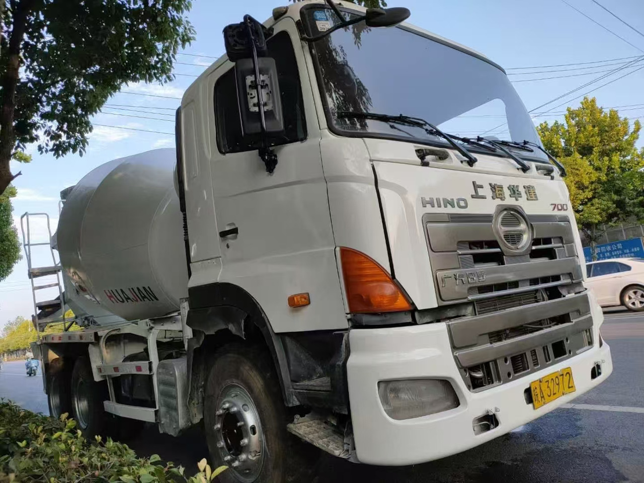 HINO 700  - Tank truck: picture 3 HINO 700  - Tank truck: picture 3