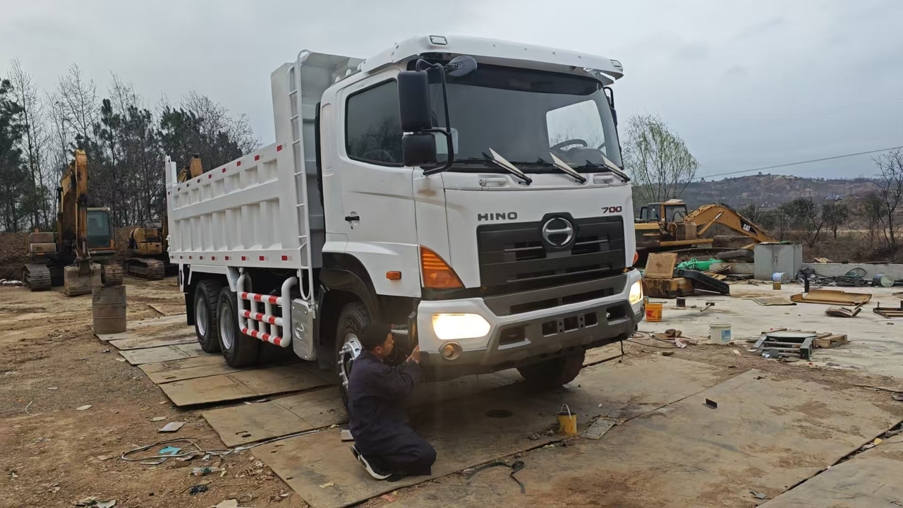 HINO HINO 700 - Tipper: picture 1 HINO HINO 700 - Tipper: picture 1