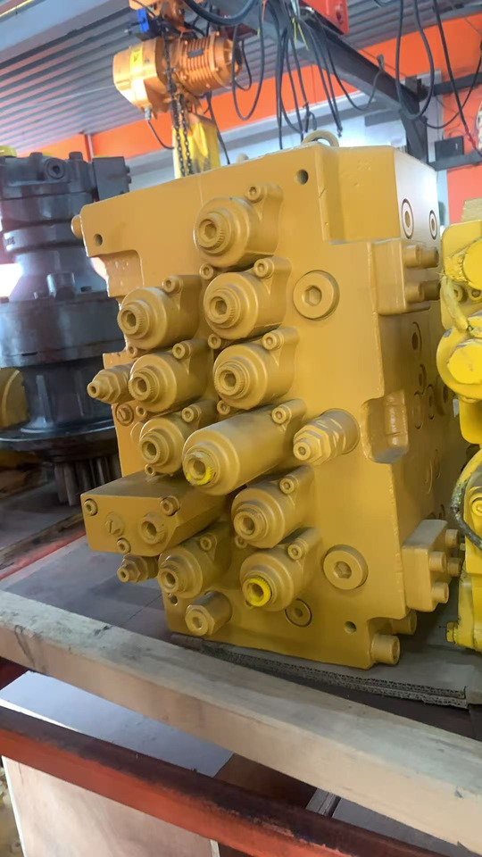 HYUNDAI R210-7 - Hydraulic valve for Excavator: picture 1 HYUNDAI R210-7 - Hydraulic valve for Excavator: picture 1