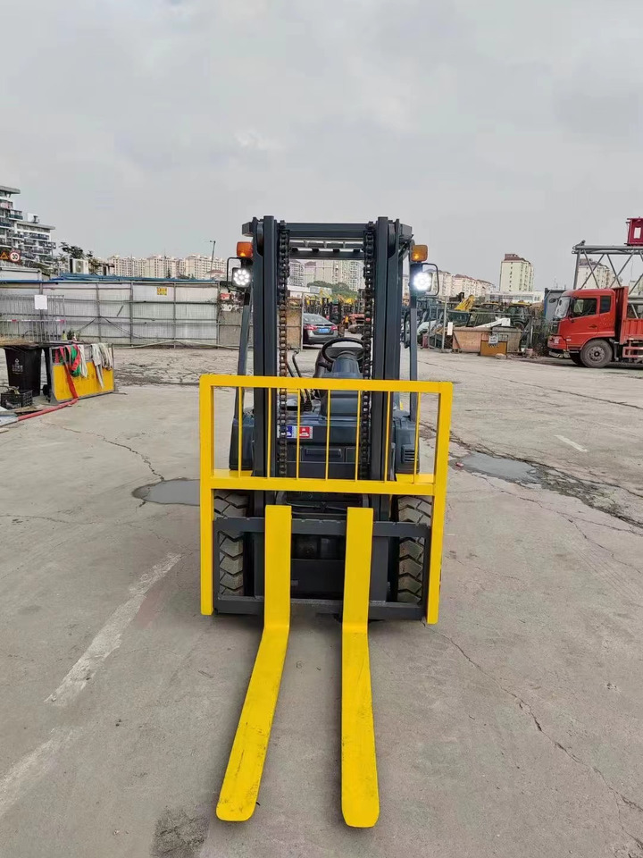 KOMATSU 3-ton - Diesel forklift: picture 3 KOMATSU 3-ton - Diesel forklift: picture 3