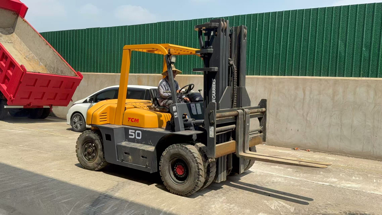 TCM FD50 - Scissor lift: picture 1 TCM FD50 - Scissor lift: picture 1