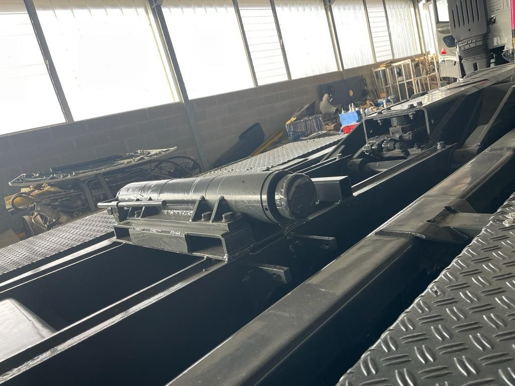 BLOCCAGGIO POSTERIORE INTERNO CON 2 PISTONI - Body and exterior for Truck: picture 1 BLOCCAGGIO POSTERIORE INTERNO CON 2 PISTONI - Body and exterior for Truck: picture 1