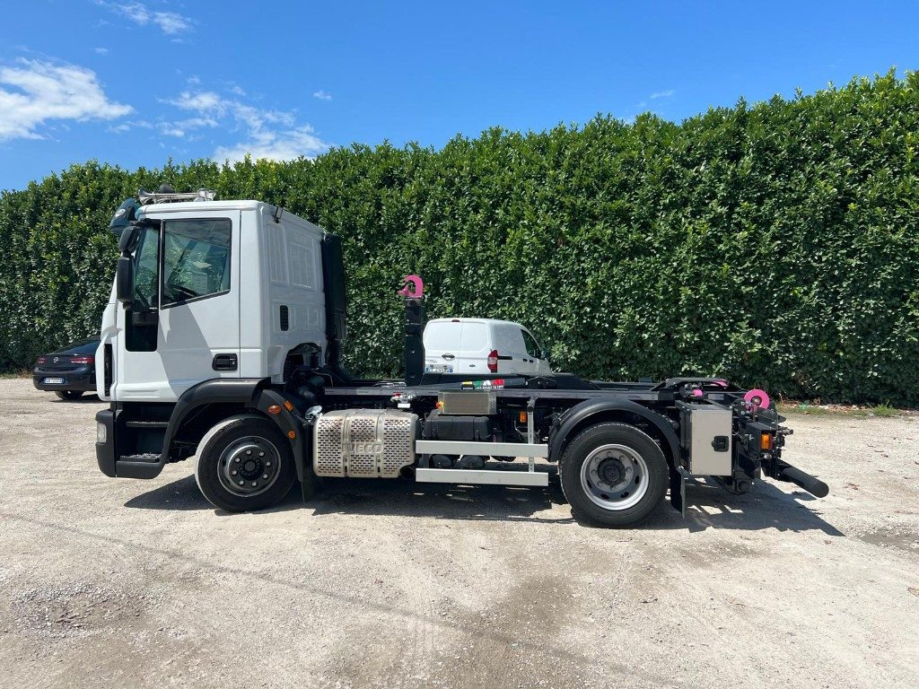 IVECO EUROCARGO 120E28 CON SCARRABILE NUOVO - Hook lift truck: picture 2 IVECO EUROCARGO 120E28 CON SCARRABILE NUOVO - Hook lift truck: picture 2