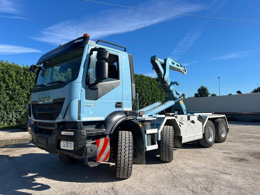 IVECO TRAKKER 450 SCARRABILE - Hook lift truck: picture 1 IVECO TRAKKER 450 SCARRABILE - Hook lift truck: picture 1