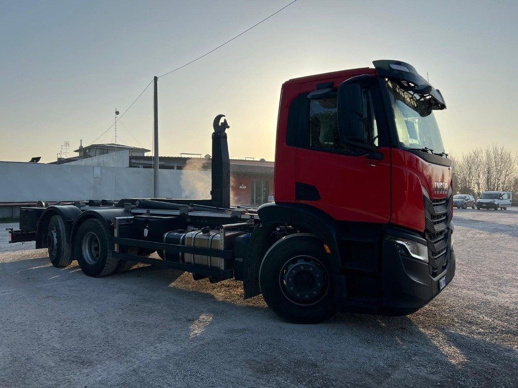New Hook lift truck IVECO X-WAY AD260 NUOVO TARGATO SCARRABILE: picture 6