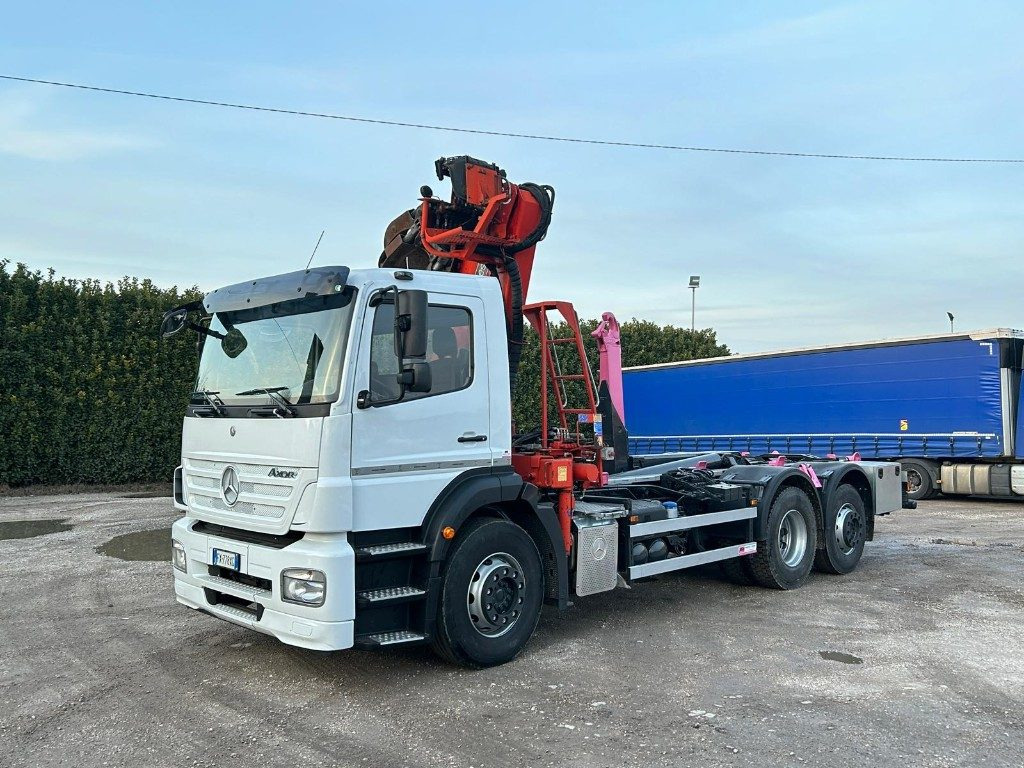 MERCEDES-BENZ MERCEDES AXOR 2533 SCARRABILE CON GRU E POLIPO - Hook lift truck: picture 2 MERCEDES-BENZ MERCEDES AXOR 2533 SCARRABILE CON GRU E POLIPO - Hook lift truck: picture 2