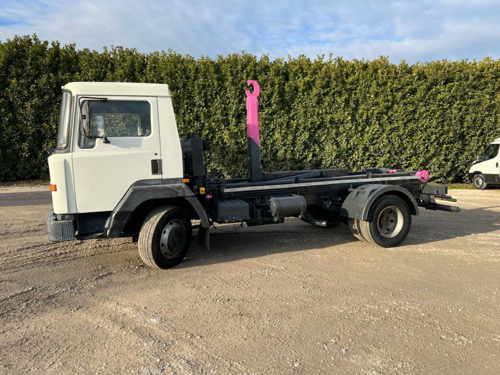 NISSAN 130/115 SCARRABILE - Hook lift truck: picture 2 NISSAN 130/115 SCARRABILE - Hook lift truck: picture 2