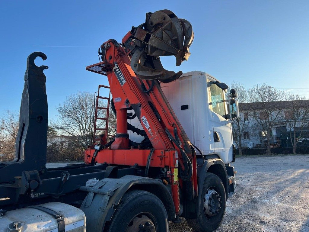 SCANIA CV R124 SCARRABILE CON GRU E POLIPO - Hook lift truck: picture 5 SCANIA CV R124 SCARRABILE CON GRU E POLIPO - Hook lift truck: picture 5