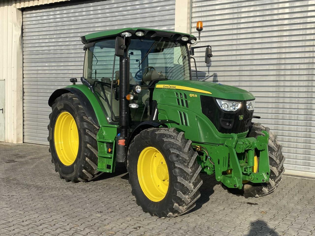John Deere 6115R - Farm tractor: picture 3 John Deere 6115R - Farm tractor: picture 3