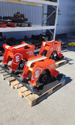 Exero Puomitäry rototiltin alle - Vibratory plate, Attachment: picture 1 Exero Puomitäry rototiltin alle - Vibratory plate, Attachment: picture 1