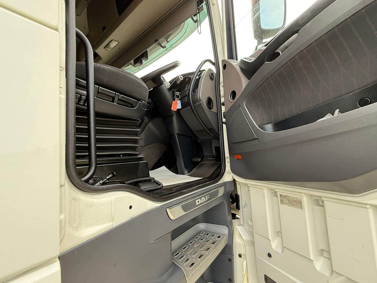 DAF XF 105 480 RHD leasing DAF XF 105 480 RHD: picture 21