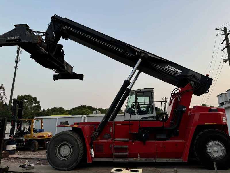 Kalmar DRU450 - Reach stacker: picture 3 Kalmar DRU450 - Reach stacker: picture 3