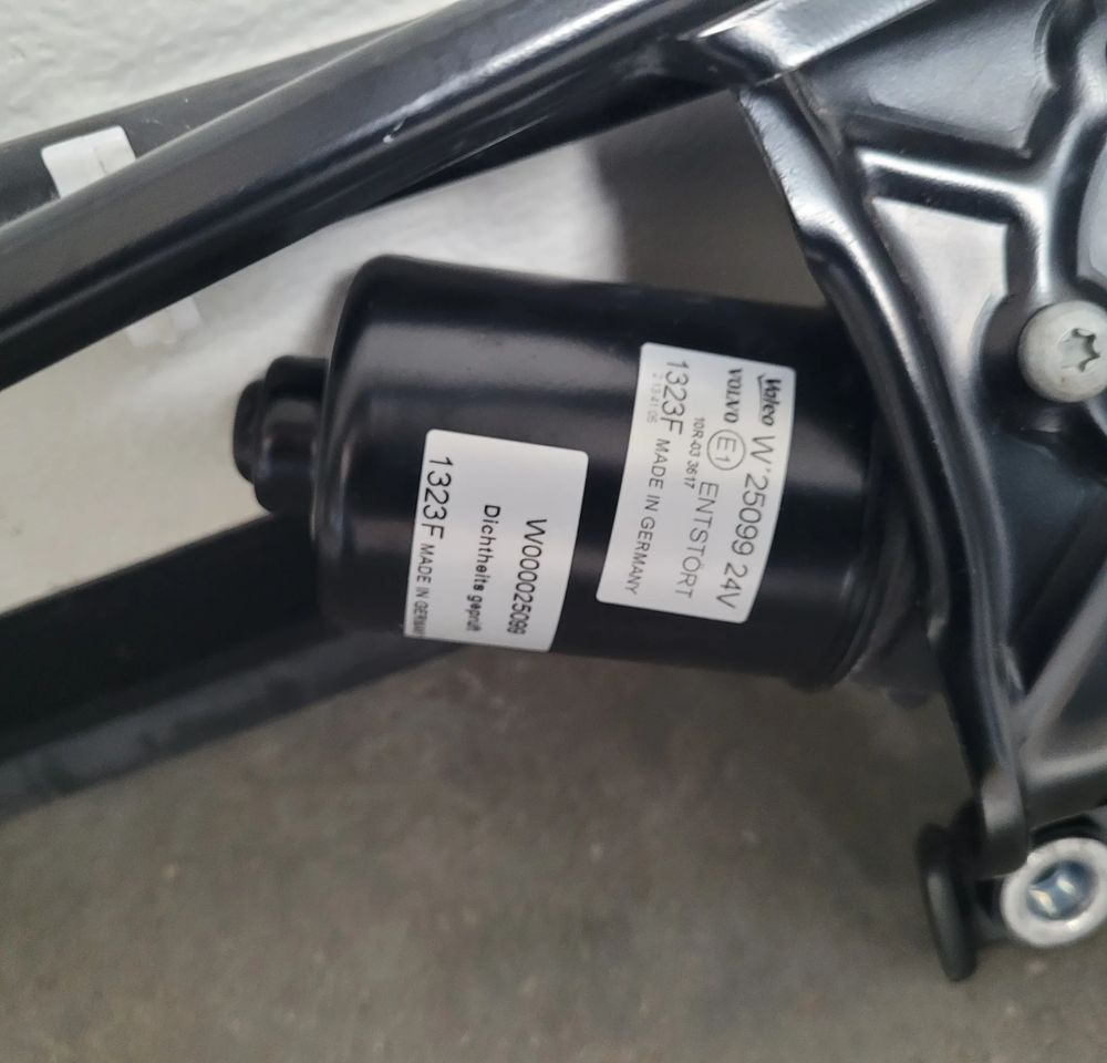 MECHANIZM WYCIERACZEK VOLVO FH4 FH5 ORYGINAŁ NOWY CHWALIM116 - Body and exterior for Truck: picture 4 MECHANIZM WYCIERACZEK VOLVO FH4 FH5 ORYGINAŁ NOWY CHWALIM116 - Body and exterior for Truck: picture 4
