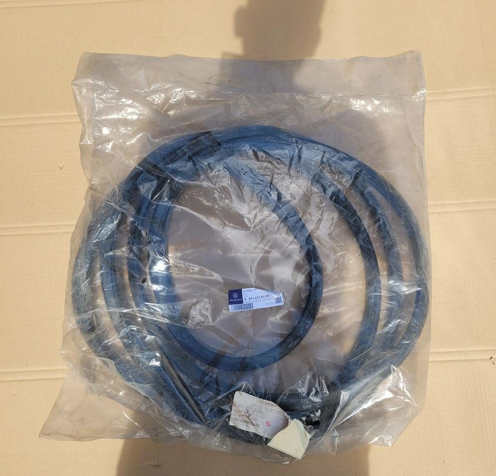 USZCZELKA SZYBY MERCEDES ACTROS MP3 NOWY ORYGINAŁ A9416710120 CHWALIM116 - Window and parts for Truck: picture 1 USZCZELKA SZYBY MERCEDES ACTROS MP3 NOWY ORYGINAŁ A9416710120 CHWALIM116 - Window and parts for Truck: picture 1