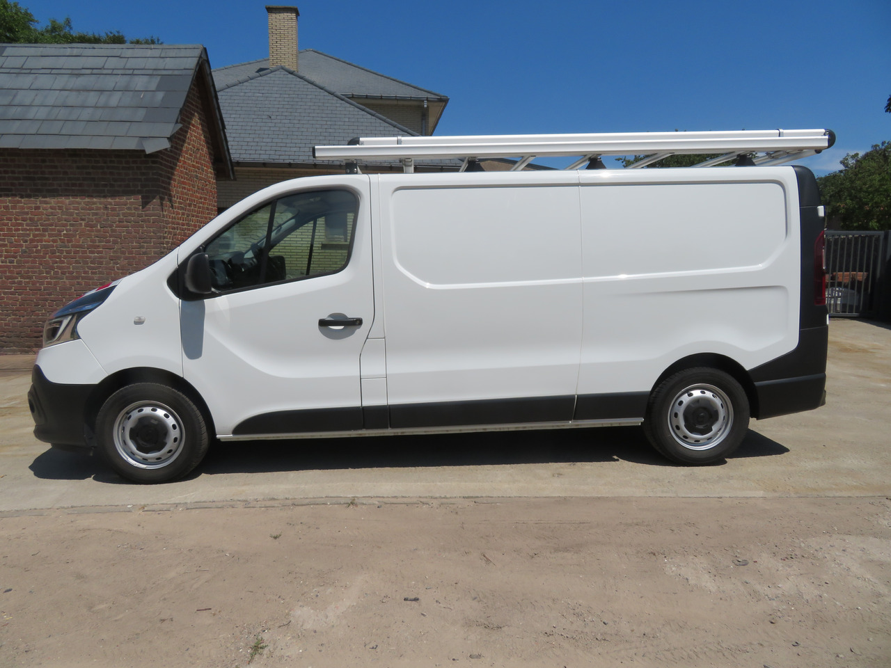 RENAULT Trafic 2.0dCi - L2H1 - Small van: picture 4 RENAULT Trafic 2.0dCi - L2H1 - Small van: picture 4
