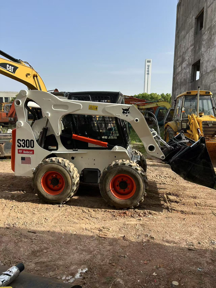 BOBCAT S300 - Skid steer loader: picture 1 BOBCAT S300 - Skid steer loader: picture 1