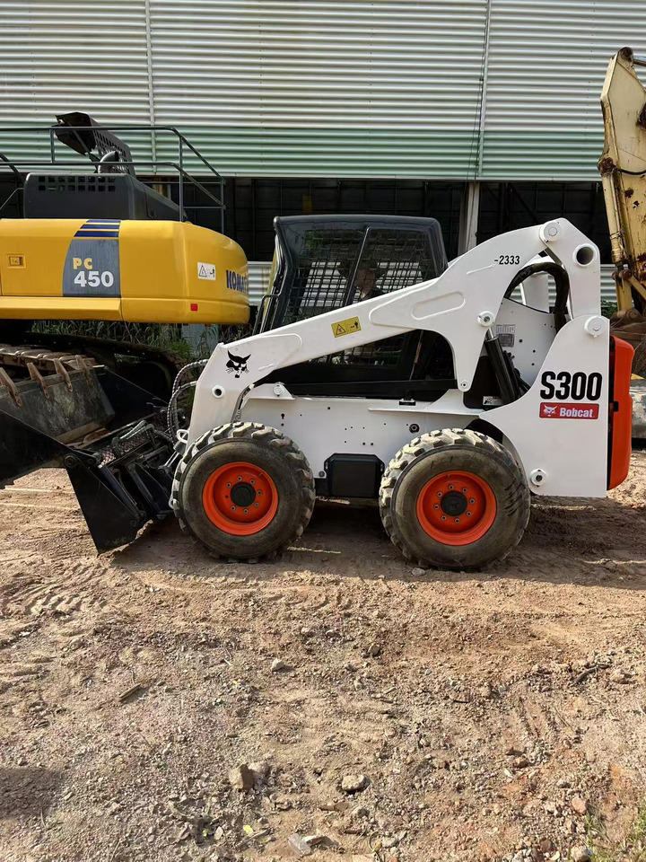 BOBCAT S300 - Skid steer loader: picture 2 BOBCAT S300 - Skid steer loader: picture 2