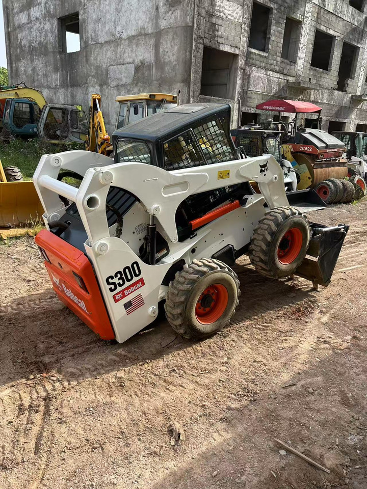 BOBCAT S300 - Skid steer loader: picture 4 BOBCAT S300 - Skid steer loader: picture 4