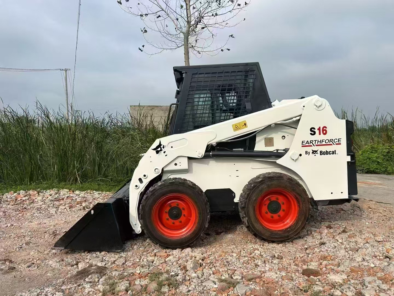 BOBCAT Skid Steer Loader S16 - Skid steer loader: picture 3 BOBCAT Skid Steer Loader S16 - Skid steer loader: picture 3