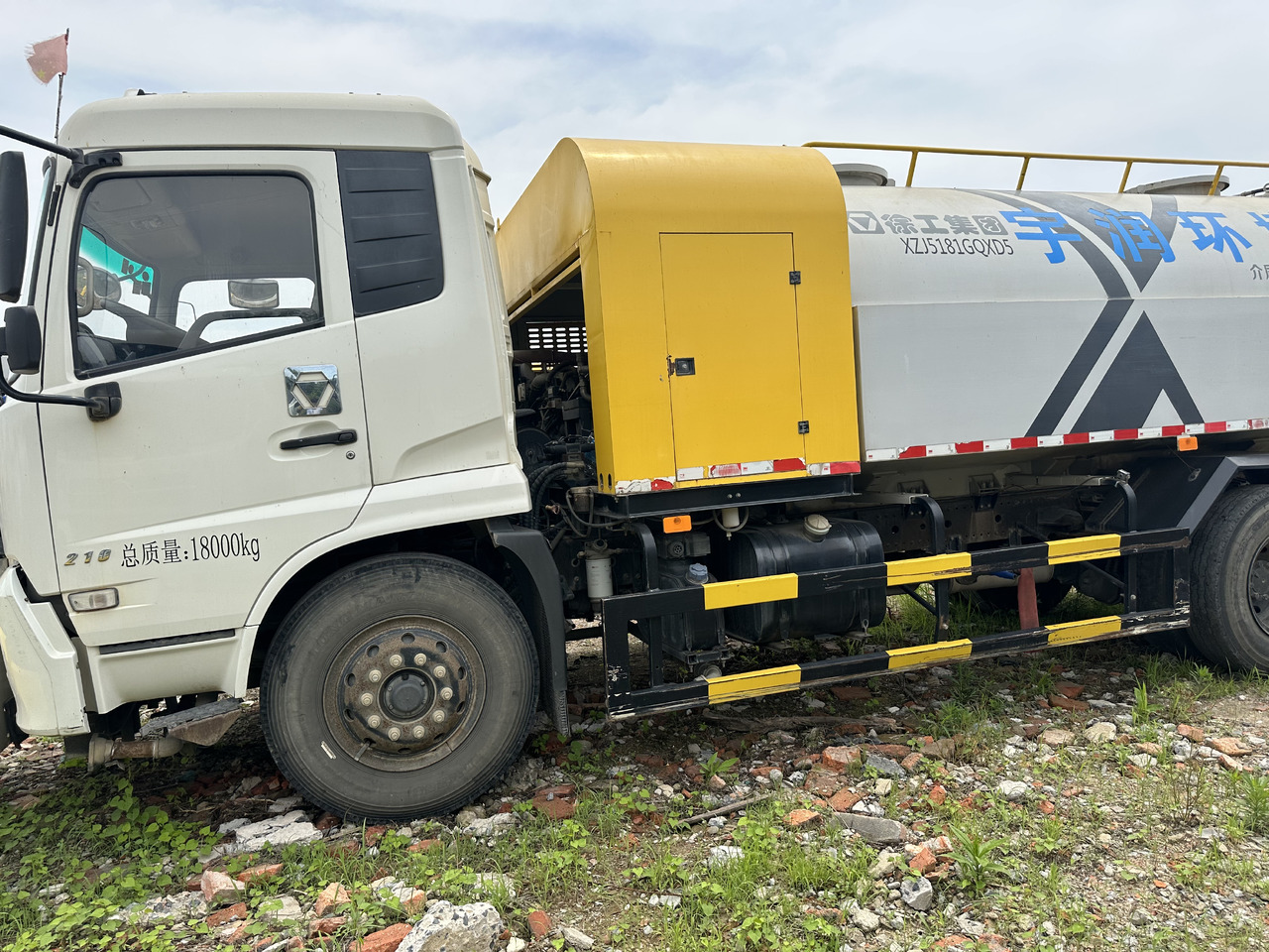 Dongfeng Large Vacuum Suction Truck - Vacuum truck: picture 4 Dongfeng Large Vacuum Suction Truck - Vacuum truck: picture 4