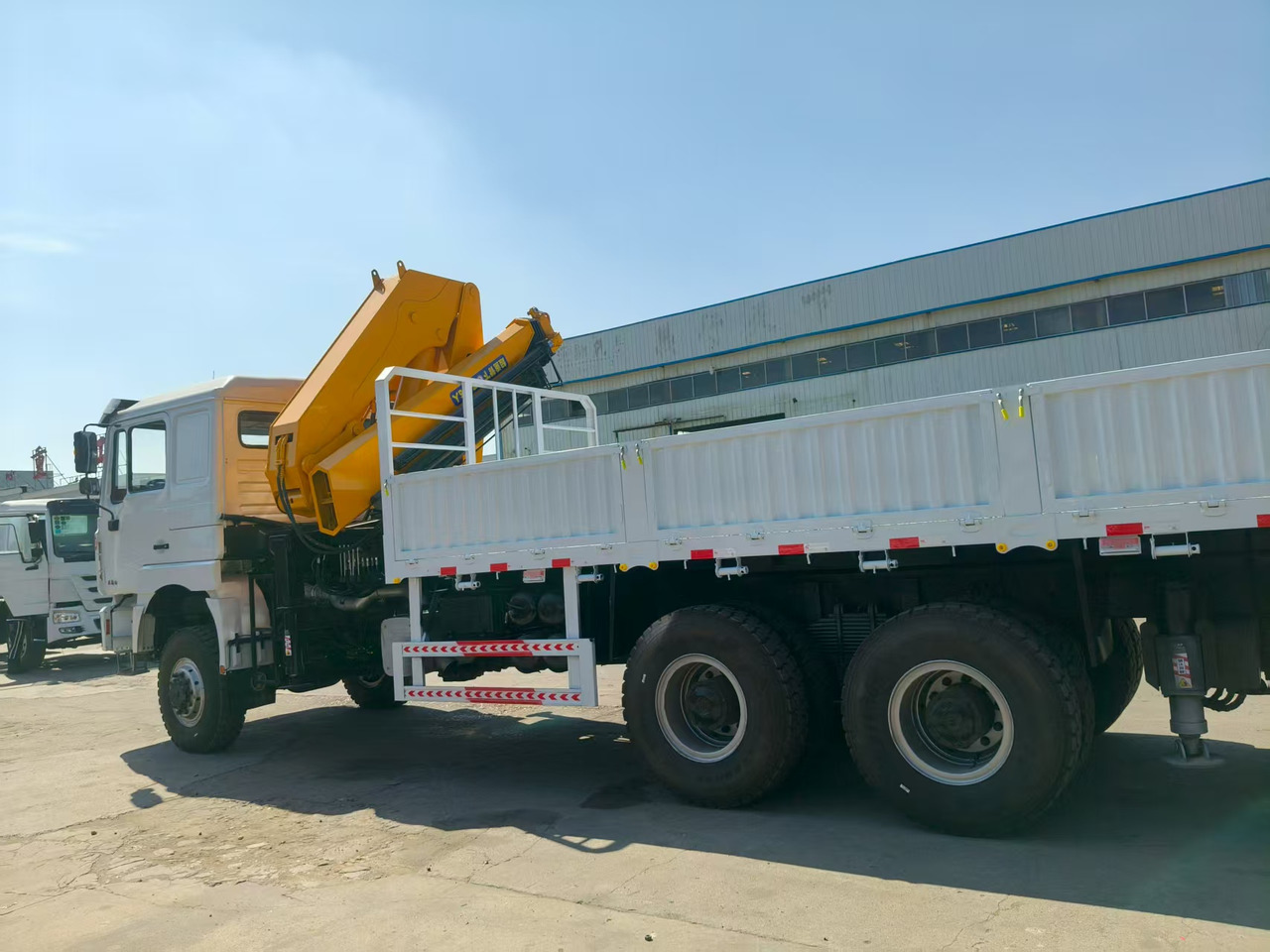SHACMAN Truck Counted Crane 6x4 Click for Discount - Tipper: picture 3 SHACMAN Truck Counted Crane 6x4 Click for Discount - Tipper: picture 3