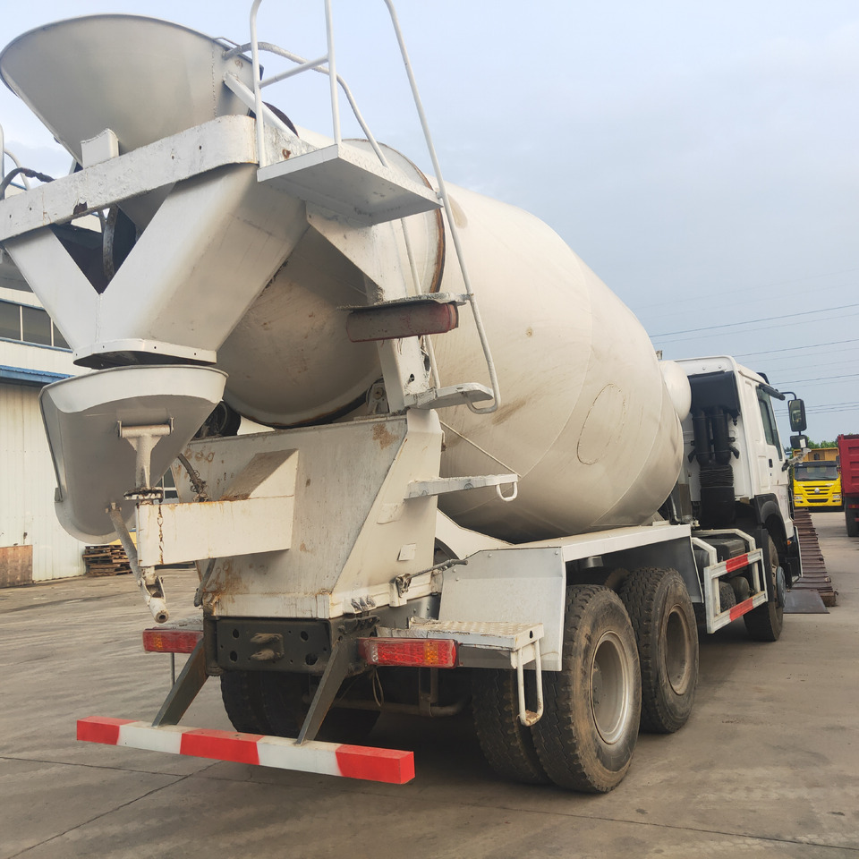 SINOTRUK HOWO - Concrete mixer: picture 4 SINOTRUK HOWO - Concrete mixer: picture 4