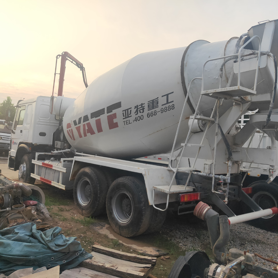 SINOTRUK HOWO371 - Concrete mixer: picture 3 SINOTRUK HOWO371 - Concrete mixer: picture 3